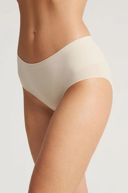 Exceptional Panties Made With Seamless Technology Made Of Fine Knit Fabric Built-Up On The Hips 2 Colors